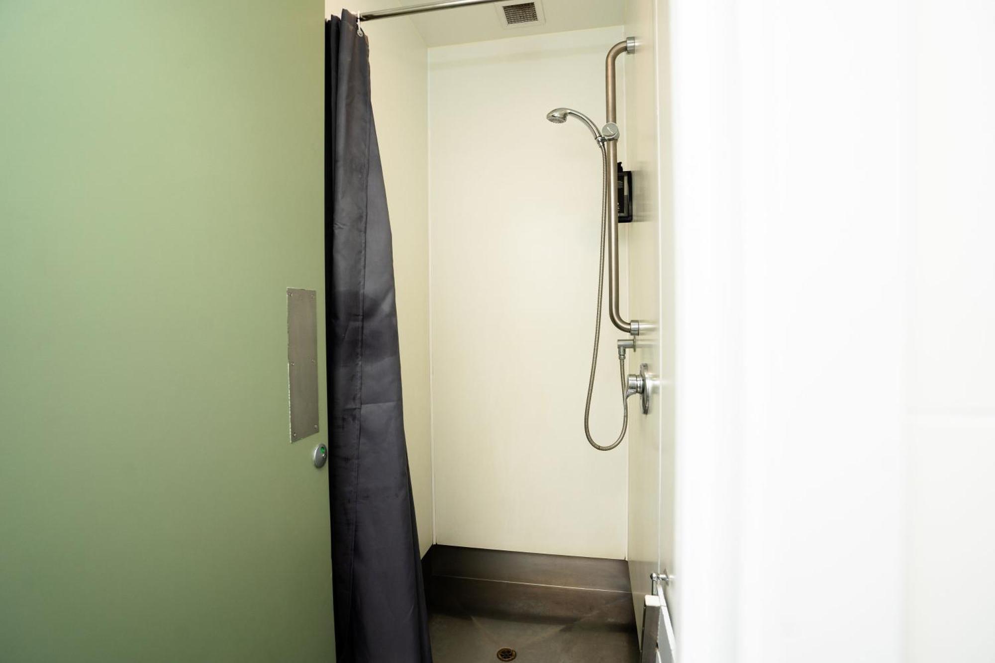 Ostello Haka House Distretto di Rotorua Camera foto A shower cubicle