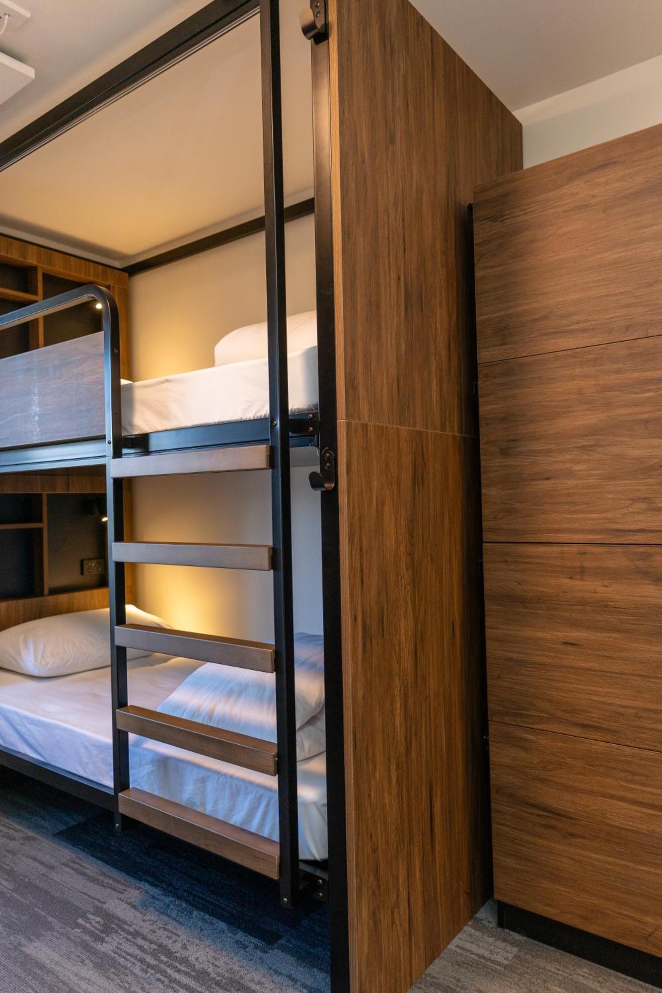 Ostello Haka House Distretto di Rotorua Esterno foto A bunk bed in a capsule hotel