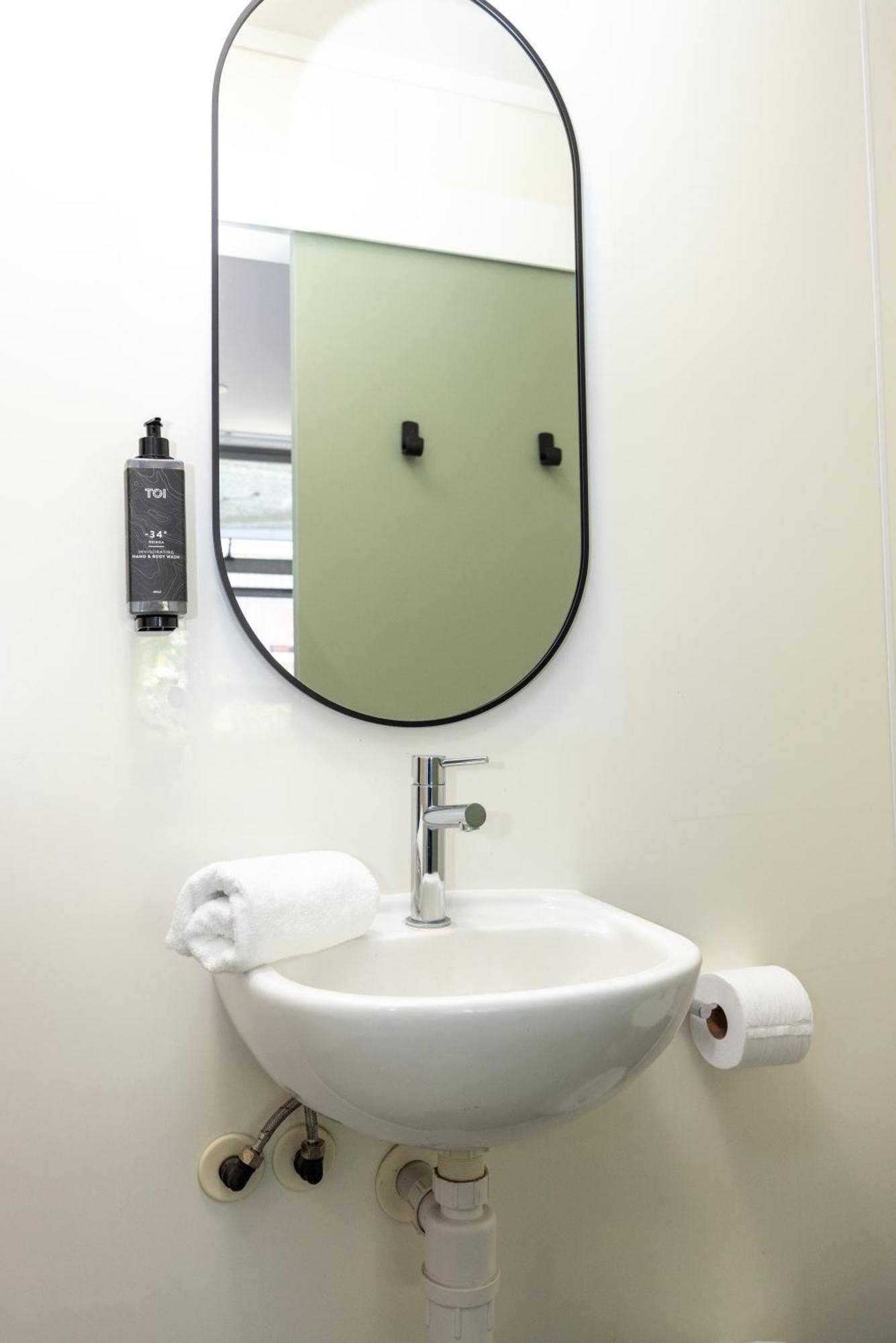 Ostello Haka House Distretto di Rotorua Esterno foto A bathroom in a hotel
