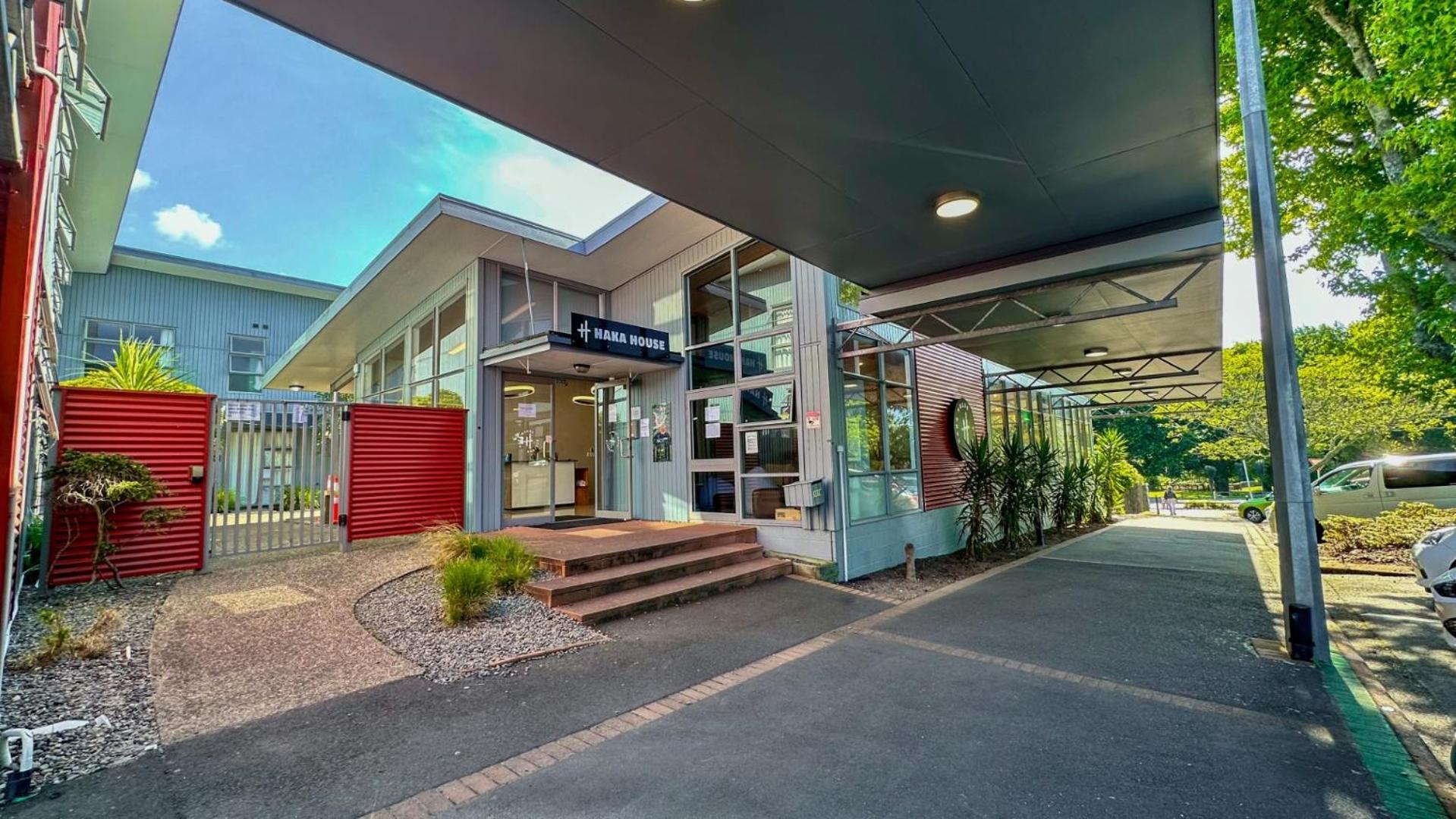 Ostello Haka House Distretto di Rotorua Esterno foto The main entrance of the school